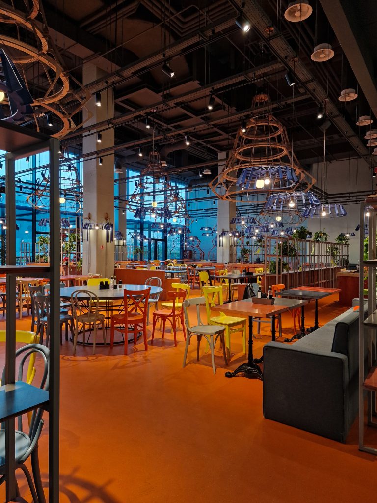 Stradale ONE Cotroceni Park, food court cu scaune colorate