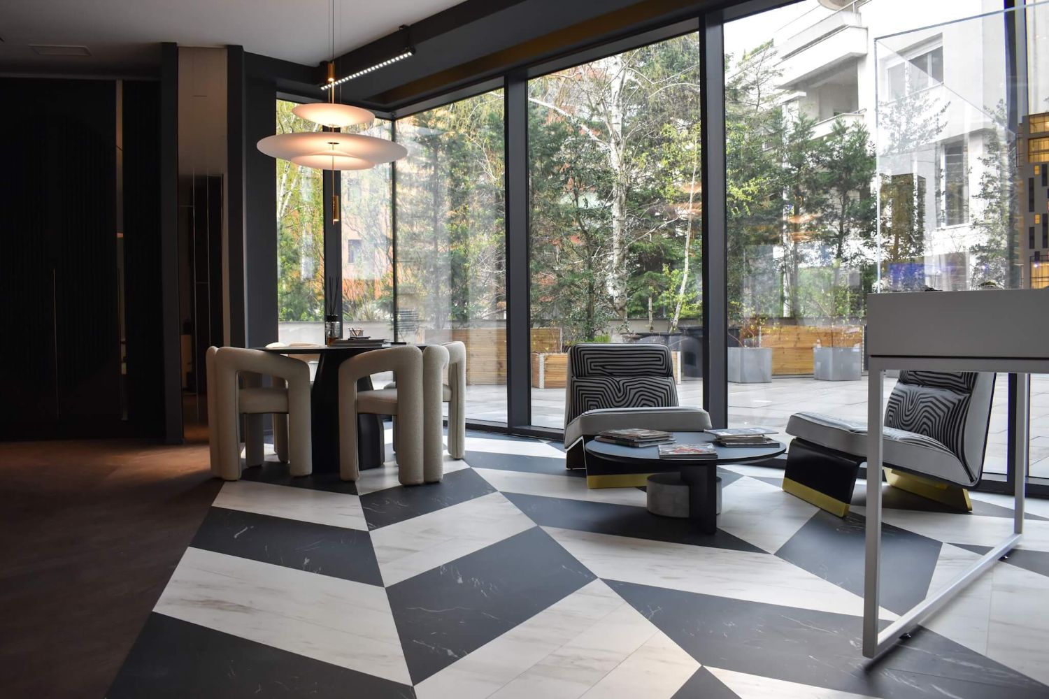 ONE Sales Center II, zonă de prezentare cu pardoseală în chevron